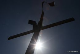 Familias católicas participan del tradicional Vía Crucis de la Sangre de Cristo