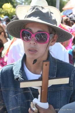 Familias católicas participan del tradicional Vía Crucis de la Sangre de Cristo