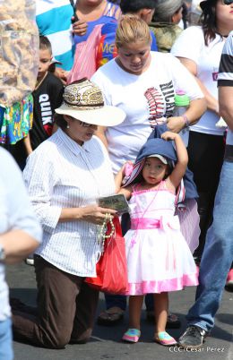 Familias católicas participan del tradicional Vía Crucis de la Sangre de Cristo