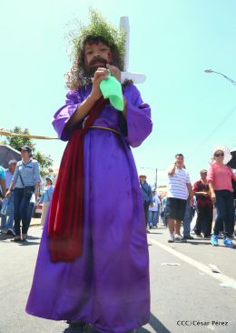 Familias católicas participan del tradicional Vía Crucis de la Sangre de Cristo