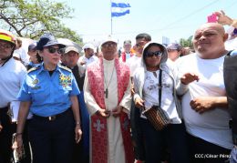 Familias católicas participan del tradicional Vía Crucis de la Sangre de Cristo
