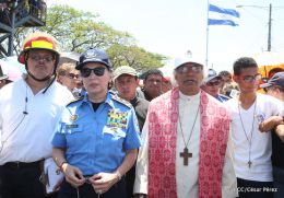 Familias católicas participan del tradicional Vía Crucis de la Sangre de Cristo