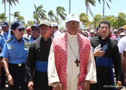 Familias católicas participan del tradicional Vía Crucis de la Sangre de Cristo