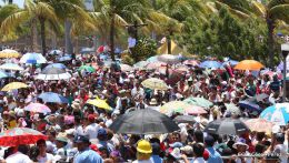 Familias católicas participan del tradicional Vía Crucis de la Sangre de Cristo