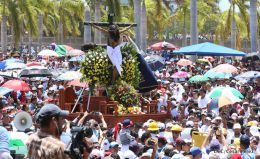 Familias católicas participan del tradicional Vía Crucis de la Sangre de Cristo