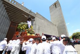 Familias católicas participan del tradicional Vía Crucis de la Sangre de Cristo