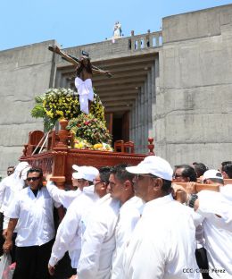 Familias católicas participan del tradicional Vía Crucis de la Sangre de Cristo