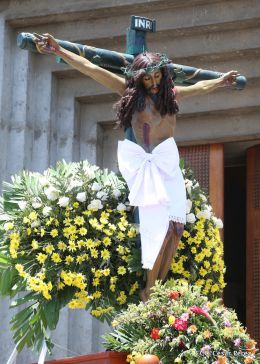 Familias católicas participan del tradicional Vía Crucis de la Sangre de Cristo