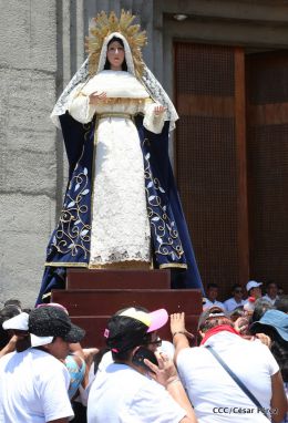 Familias católicas participan del tradicional Vía Crucis de la Sangre de Cristo