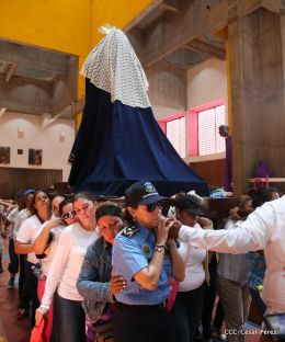 Familias católicas participan del tradicional Vía Crucis de la Sangre de Cristo