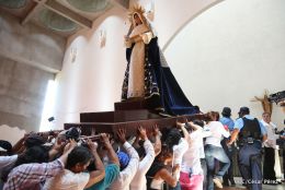 Familias católicas participan del tradicional Vía Crucis de la Sangre de Cristo