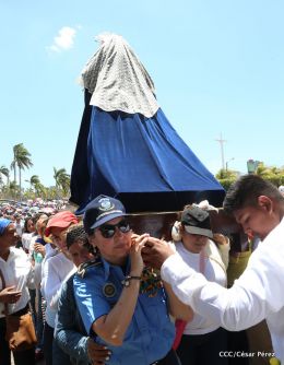 Familias católicas participan del tradicional Vía Crucis de la Sangre de Cristo