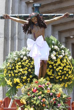 Familias católicas participan del tradicional Vía Crucis de la Sangre de Cristo