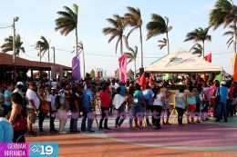 Familias degustan del Almíbar más grande en el Puerto Salvador Allende