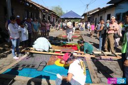 Elaboran Alfombras Pasionarias y realizan tradicional Santo Entierro en León