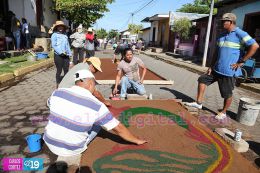 Elaboran Alfombras Pasionarias y realizan tradicional Santo Entierro en León