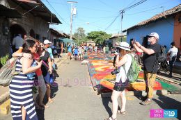 Elaboran Alfombras Pasionarias y realizan tradicional Santo Entierro en León