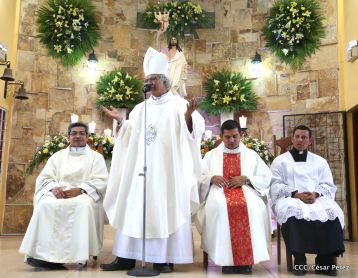 Cardenal Brenes oficia Misa de Resurección