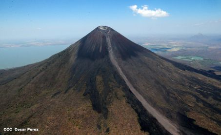 Explorador Sam Cossman sobrevuela los  volcanes de Nicaragua