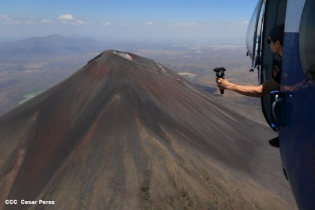 Explorador Sam Cossman sobrevuela los  volcanes de Nicaragua