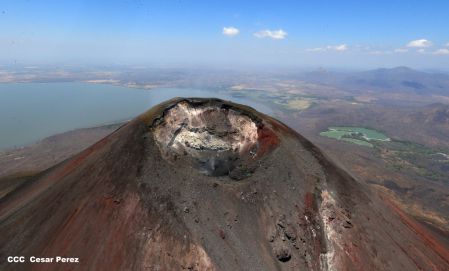 Explorador Sam Cossman sobrevuela los  volcanes de Nicaragua