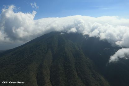 Explorador Sam Cossman sobrevuela los  volcanes de Nicaragua