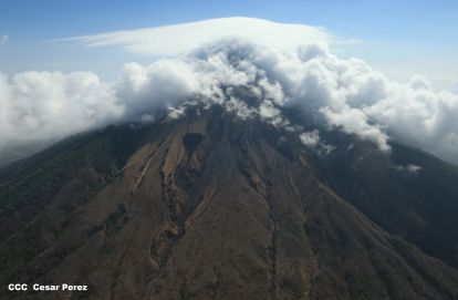Explorador Sam Cossman sobrevuela los  volcanes de Nicaragua