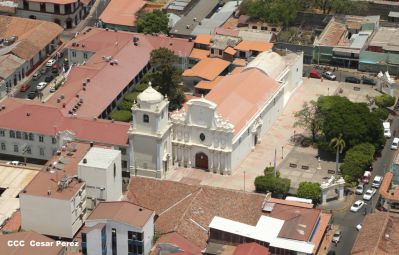 Explorador Sam Cossman sobrevuela los  volcanes de Nicaragua