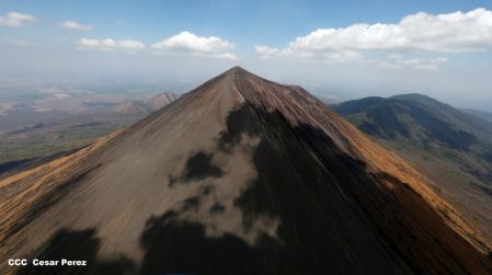 Explorador Sam Cossman sobrevuela los  volcanes de Nicaragua