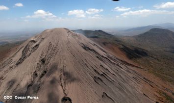 Explorador Sam Cossman sobrevuela los  volcanes de Nicaragua