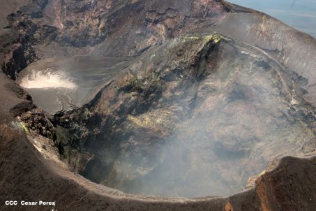 Explorador Sam Cossman sobrevuela los  volcanes de Nicaragua