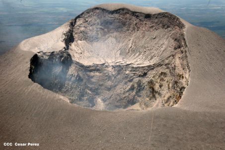 Explorador Sam Cossman sobrevuela los  volcanes de Nicaragua