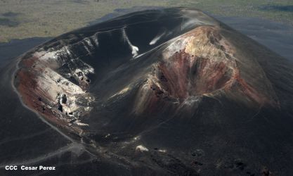 Explorador Sam Cossman sobrevuela los  volcanes de Nicaragua