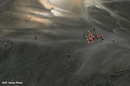 Explorador Sam Cossman sobrevuela los  volcanes de Nicaragua
