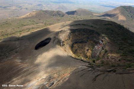Explorador Sam Cossman sobrevuela los  volcanes de Nicaragua