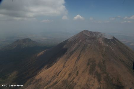 Explorador Sam Cossman sobrevuela los  volcanes de Nicaragua