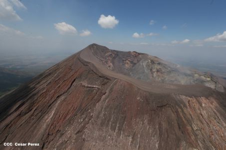 Explorador Sam Cossman sobrevuela los  volcanes de Nicaragua