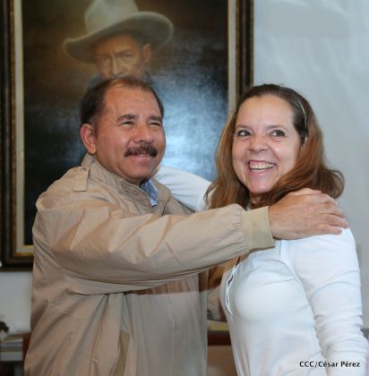 Comandante Daniel recibe obras sobre la defensa de la soberanía nacional del Doctor Luis Pasos Argüello