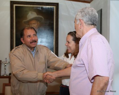 Comandante Daniel recibe obras sobre la defensa de la soberanía nacional del Doctor Luis Pasos Argüello