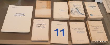 Comandante Daniel recibe obras sobre la defensa de la soberanía nacional del Doctor Luis Pasos Argüello