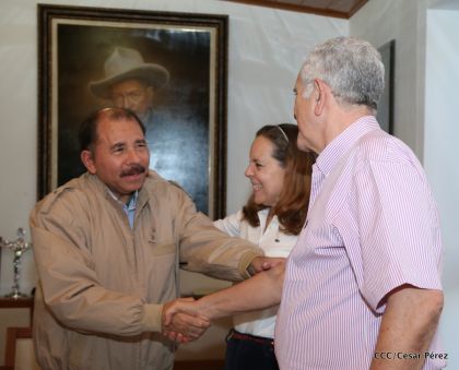 Comandante Daniel recibe obras sobre la defensa de la soberanía nacional del Doctor Luis Pasos Argüello
