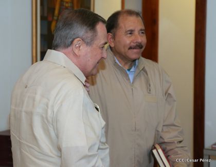 Comandante Daniel recibe obras sobre la defensa de la soberanía nacional del Doctor Luis Pasos Argüello