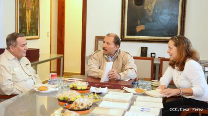 Comandante Daniel recibe obras sobre la defensa de la soberanía nacional del Doctor Luis Pasos Argüello