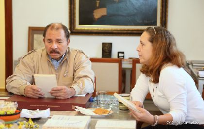 Comandante Daniel recibe obras sobre la defensa de la soberanía nacional del Doctor Luis Pasos Argüello