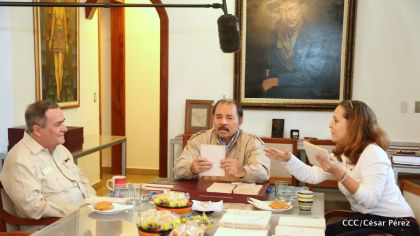 Comandante Daniel recibe obras sobre la defensa de la soberanía nacional del Doctor Luis Pasos Argüello