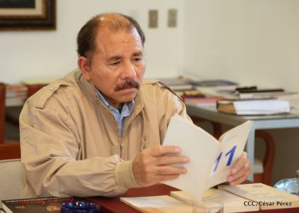 Comandante Daniel recibe obras sobre la defensa de la soberanía nacional del Doctor Luis Pasos Argüello