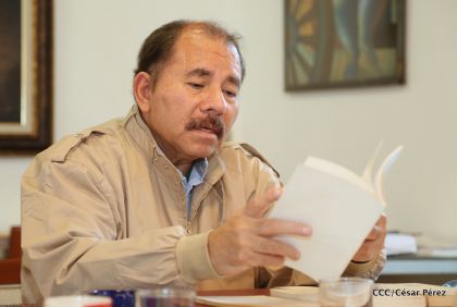 Comandante Daniel recibe obras sobre la defensa de la soberanía nacional del Doctor Luis Pasos Argüello