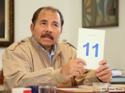 Comandante Daniel recibe obras sobre la defensa de la soberanía nacional del Doctor Luis Pasos Argüello