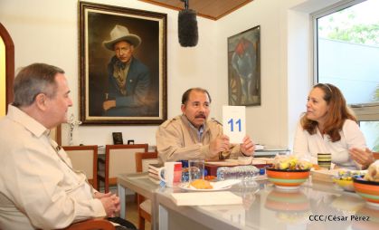 Comandante Daniel recibe obras sobre la defensa de la soberanía nacional del Doctor Luis Pasos Argüello