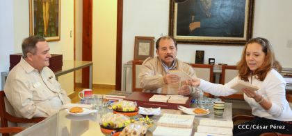 Comandante Daniel recibe obras sobre la defensa de la soberanía nacional del Doctor Luis Pasos Argüello